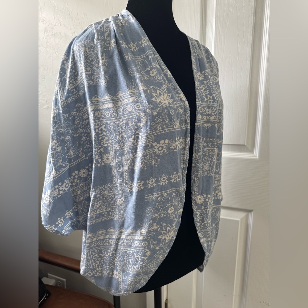 Style Rack Blue and White Patterned Kimono